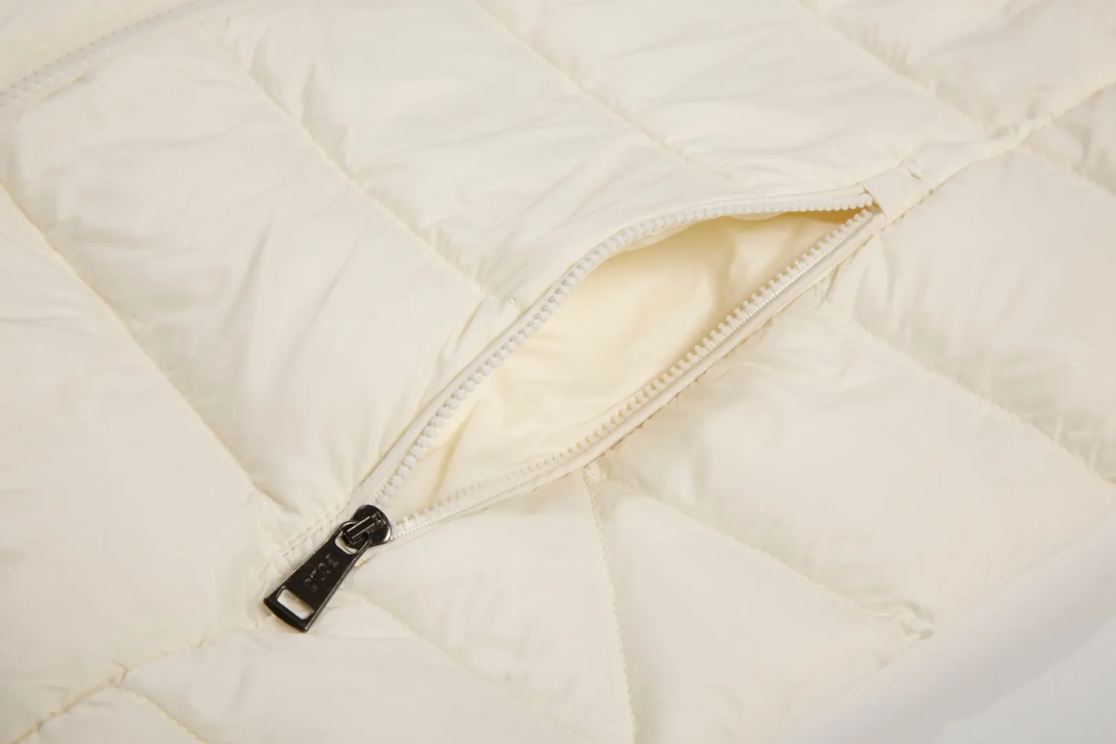 P560 White background picture [Popular in winter] Style number: 25115# Color: black/navy/grey apricot Size: S-XL - Ralph Lauren/Ralph Lauren 2025FW Winter popular half-covered high-collar hooded lightweight gall-free rib down jacket - the same as the original 400T gall-free nylon on the face Elastic hemming restraint Lightweight technological warmth - corn tooth high-quality resin zippers Large and small partition zippers Single version, single opening - ingenious restoration, full set of customized hardware and accessories, all details processed 100% - RL Ralph Lauren classic light rib down jacket. With the blessing of 25 years of rib fire, it firmly sits in the C position of this autumn and winter wardrobe. It has a light and fluffy touch. There is almost no burden on the upper body. One piece for winter in the south. It can be used as an inner layer in the north. The hood/hem can be flexibly adjusted for tightness. It can be worn for daily commuting or light outdoor scenes while keeping warm. It can also present a smart and lightweight style and texture. Regular fit. Genderless upper body. Highly recommended.